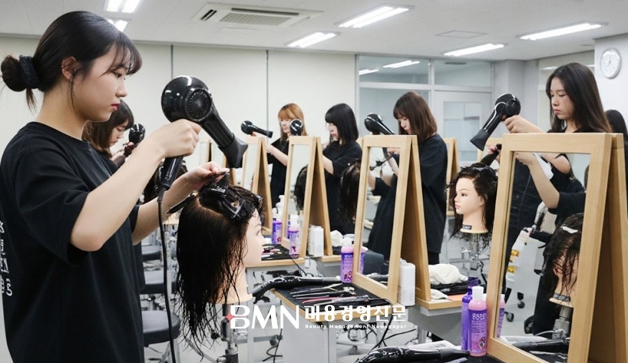 미용학과 취업 준비를 위한 헤어 실습 수업 장면