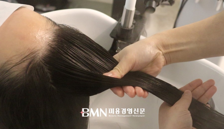 전문 헤드스파 샵에서 두피 케어 및 모발 관리를 받고 있는 모습