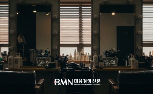 불이 꺼진 한국 미용실 내부, 빈 스타일링 의자와 거울