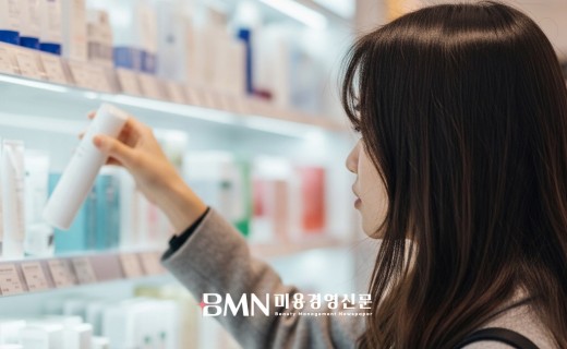 화장품 가격 상승으로 소비자가 스킨케어 제품을 신중하게 선택하는 모습