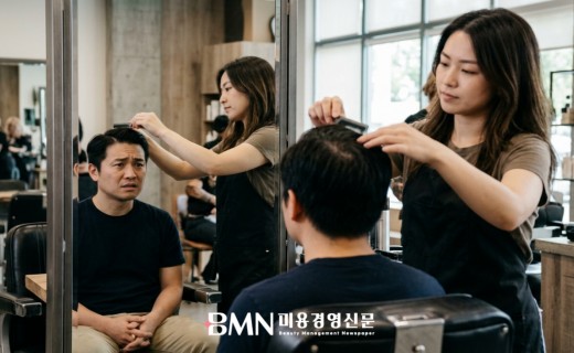 커트 의자에서 정수리 두피를 확인받는 남성 고객